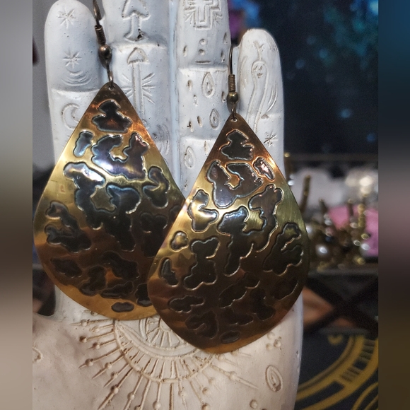 NWOT Gorgeous metal bracelet and earrings set with amazing details - Picture 3 of 7